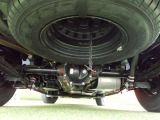 納車前にお車を持ち上げて入念に点検いたします。