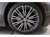 【BMWアロイホイール】軽量かつ強度に拘ったアロイホイール。走行性能ポテンシャルを引き出す設計。タイヤのサイドウォールが強化されたランフラットタイヤは、パンク時にタイヤがつぶれてもリムから外れません。