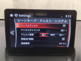 ハンドル操作をアシストすることにより車線からの逸脱回避を支援します。