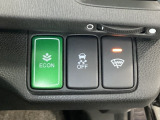 VSA装備車です。VSAはドライバーの操作と車の動きを見守っています。もし車の挙動が乱れたとき、4輪別々にブレーキをかけたり、エンジンパワーをしぼることによって車を安定させます。