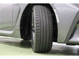 タイヤサイズはハイスペックな 215/40R18。