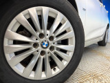 ●純正16インチアルミホイール:輸入車ならではの卓越した走りを支えるホイールと足回りです!日本車の走りに慣れている方にもぜひ体感して頂きたいほど、高いレベルでまとまっています!