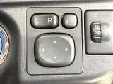 【電動格納ミラー】サイドミラーは電動格納式となっており、狭い駐車場でもキズがつくリスクを抑えられます。