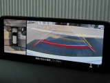 360°ビューモニターでは、両サイドとフロント、バックカメラの合成で、あたかも上空から見下ろした様に周囲を確認して頂けます。駐車場だけでなく、T字路等でも活躍のアイテムです!