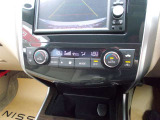 お好みの温度に合わせれば自動的に調節、オートエアコン装備。年中快適な車内。