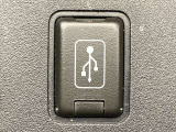 こちらのクルマはUSB接続コネクタも装備されています♪スマホの充電などにお使い下さい。ご旅行中での充電切れも、これなら心配いりませんね!