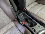 便利なカップホルダーを装備しています。 缶ジュースを開けて運転していると振動で倒れないかヒヤヒヤ、意外と置き場に困るもの。 意外に重要な装備ですね。