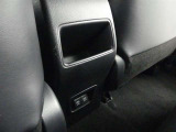 充電用USB端子付き。スマートフォンなどの充電に便利です。
