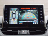 パノラミックビューモニター付きです。車両を上から見たような映像をディスプレイオーディオ画面に表示。運転席からの目視だけでは見にくい、車両周辺の状況をリアルタイムでしっかり確認できます。