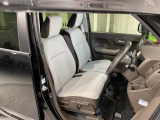 乗降がしやすい運転席。高さが調節できて小柄な女性でもベストポジションをとることができます。