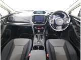 ■視界良好で運転しやすいコックピットです。シンプルで操作性の良いインパネ回りにデザインされ、SUBARUは安全性能に徹底的にまでこだわった視界設計を行っています。