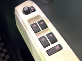 【電動格納ミラー】サイドミラーは電動格納式となっており、狭い駐車場でもキズがつくリスクを抑えられます。