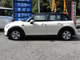 当社は「品質とプライシング」を徹底的にこだわり、現在相場価格のお車を適正な価格で販売しております。また走行距離より、車のコンディションを重視しており、全車必ず当社の仕入れ担当が目で見て買っております。
