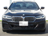 BMWと言えば特徴的なキドニーグリル。ダイナミックなフロントマスクを演出します。