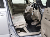操作性に優れた運転席となります!小物入れや各ボタンの配置にこだわり、使いやすいです!座り心地もよく視認性も良好なのでロングドライブもお任せ下さい!
