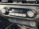【オートエアコン】一度お好みの温度に設定すれば、車内の温度を検知し風量や温度を自動で調整。暑い…寒い…と何度もスイッチ操作をする必要はありません。快適な車内空間には必須の機能ですね♪