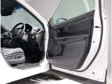 運転席・助手席ドアは開口範囲が広く、とても乗りやすいですよ!収納スペースもあります!