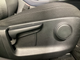運転席にはドライバーの体型や好みに応じて前後方向だけでなく、高さの調整ができるシートリフターを装備!