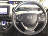 【ハンドル】運転にかかわる様々な操作を安全に行えるように視点移動が少なく操作性に配慮されたスイッチ類が凝縮されたコックピットです。