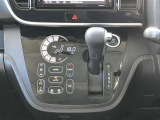 オートエアコンですので温度の調整をしてAUTOボタンを押すだけで自動で風量などを調整してくれます♪