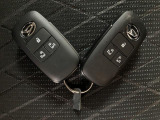 電子カードキーを携帯していれば、ドアハンドルやバックドアのリクエストスィッチを押すだけでドアの施錠、開錠が行えます。電子カードキーがないとエンジンが始動しない、盗難防止に役立つイモビライザー機能付