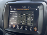 マットブラックにホワイトのLIBERALAのロゴの建物と看板が目印です。