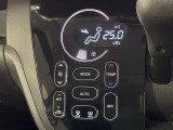 【オートエアコン】一度お好みの温度に設定すれば、車内の温度を検知し風量や温度を自動で調整。暑い…寒い…と何度もスイッチ操作をする必要はありません。快適な車内空間には必須の機能ですね♪