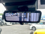メーカーオプションのデジタルインナーミラーを搭載! 濃いリアフィルムを貼ったり、荷室スペースに大量の荷物が乗ったりしていても後方を確認することが可能です。