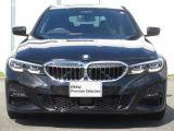 BMWと言えば特徴的なキドニーグリル。ダイナミックなフロントマスクを演出します。
