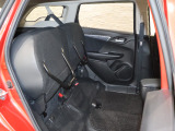 HONDA独自の機構!リアシートはチップアップ(跳ね上げ)することにより背の高い荷物も楽々積み込みすることが可能!!より空間を有効にするためにも大変便利なシートアレンジになります!!