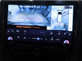 車両を真上から見たような映像をディスプレイオーディオ画面に表示、運転席からの目線だけでは見えにくい車両周辺の状況をリアルタイムでしっかり確認出来ます。