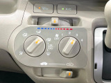 寒い冬も暑い夏も全席に快適な空調を届けてくれる、ダイヤル式エアコンを装備♪