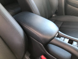 【アームレスト】運転時の疲労軽減にもなるアームレストがついています!