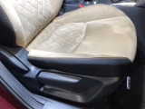 運転席にはドライバーの体型や好みに応じて前後方向だけでなく、高さの調整ができるシートリフターを装備!