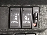 【両側パワースライドドア】両側がパワースライドドアになっており、運転席のスイッチやスマートキーでも開閉が可能です!開口部も広いので乗り降りも楽々♪