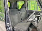 運転席まわりには十分なスペースがあり、大柄な方でもゆったり運転していただける環境です。