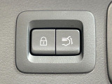 【パワーバックドア】スマートキーや運転席のボタンを押すだけでリアゲートが自動で開閉します!荷物を持っている時や、高い位置にあるバックドアを閉める際に便利な機能です♪