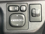 【電動格納ミラー】サイドミラーは電動格納式となっており、狭い駐車場でもキズがつくリスクを抑えられます。