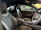 メルセデス・ベンツの定める厳しい基準をクリアしたお車のみをご案内させて頂きます。納車前整備はメーカー規定に基づき100項目以上にも及ぶ点検を熟練のメカニックによって行いご納車させて頂きます。