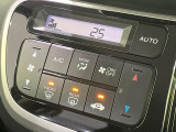 【オートエアコン】一度お好みの温度に設定すれば、車内の温度を検知し風量や温度を自動で調整。暑い…寒い…と何度もスイッチ操作をする必要はありません。快適な車内空間には必須の機能ですね♪
