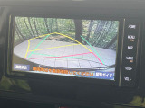 【バックカメラ】駐車時に後方がリアルタイム映像で確認できます。大型商業施設や立体駐車場での駐車時や、夜間のバック時に大活躍!運転スキルに関わらず、今や必須となった装備のひとつです!
