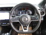 運転が楽しくなる明るく開放的な運転席まわりです。