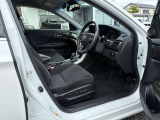 ゆったり、しっかりと座れるシートに運転席は高さ調節可能なパワーシート付き!シート位置の前後と高さ、レバーの上下左右の調節で自分にあったポジションを見つけることができます!