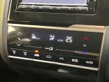 【オートエアコン】一度お好みの温度に設定すれば、車内の温度を検知し風量や温度を自動で調整。暑い…寒い…と何度もスイッチ操作をする必要はありません。快適な車内空間には必須の機能ですね♪