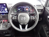 ハンドル左側にはオーディオ操作が出来るオーディオリモートコントロールスイッチ、右側にはHonda SENSINGとオートクルーズコントロールのスイッチを装備!