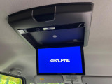 【フリップダウンモニター】大画面モニターで後席でもエンタメをお楽しみいただけます。小さなお子様にも大人気の装備です♪