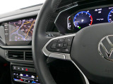設定したスピードを上限に自動で加減速をし、一定の車間距離を保つ事で長距離運転の疲労を軽減する【ACC】が装備。