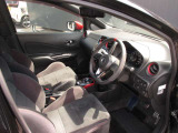 運転席まわりです。運転席からの視界が左右に広く隅々まではっきりと見渡せます!クルマの前端も把握しやすく安心して運転できます!