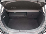 大きな荷物を積みたい時、奥行きが必要な時は、リヤシートを倒してお使い頂くとフラットな奥行きが広がり、とても使い勝手が良いです!