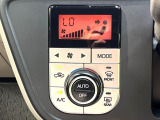 【オートエアコン】一度お好みの温度に設定すれば、車内の温度を検知し風量や温度を自動で調整。暑い…寒い…と何度もスイッチ操作をする必要はありません。快適な車内空間には必須の機能ですね♪